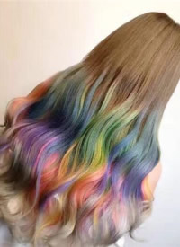 颜色多样的彩虹色染发图片