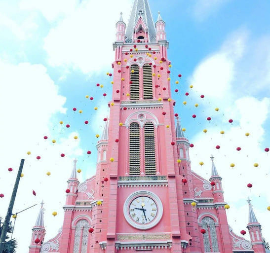 点击大图看下一张：位于越南胡志明市的粉色教堂——耶稣圣心堂