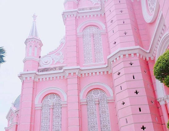 点击大图看下一张：位于越南胡志明市的粉色教堂——耶稣圣心堂