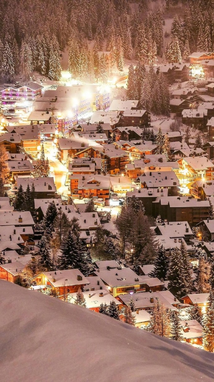 点击大图看下一张：山谷深处的雪中小镇