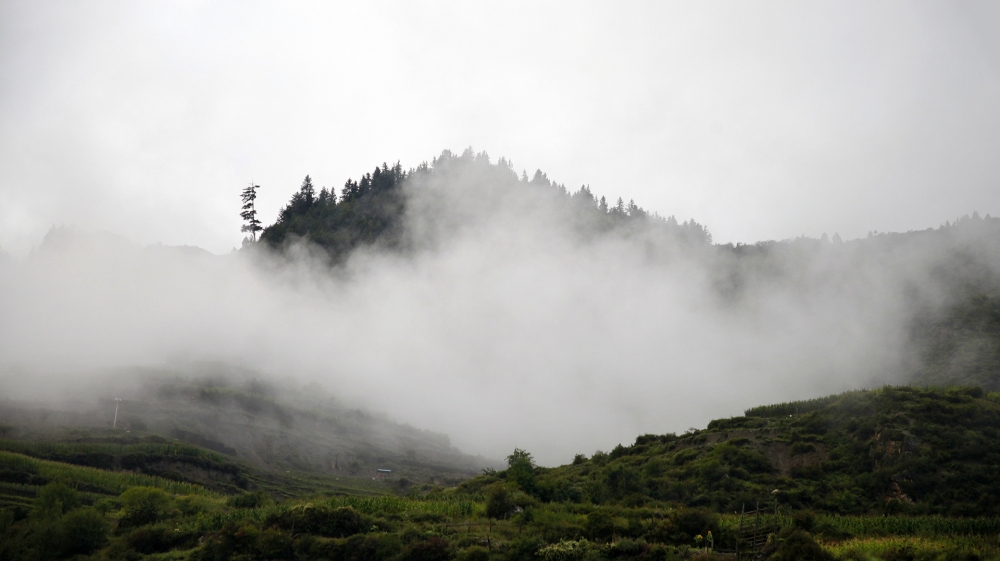 点击大图看下一张：云雾缭绕的甘南美景高清桌面壁纸