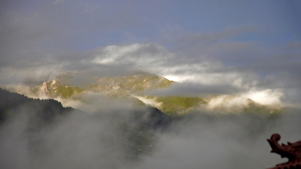 点击大图看下一张：云雾缭绕的甘南美景高清桌面壁纸