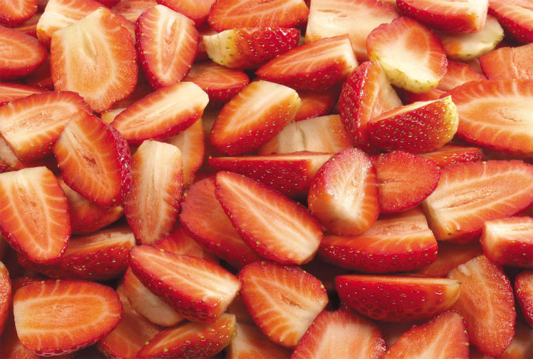 点击大图看下一张：一组剖开的草莓高清图片