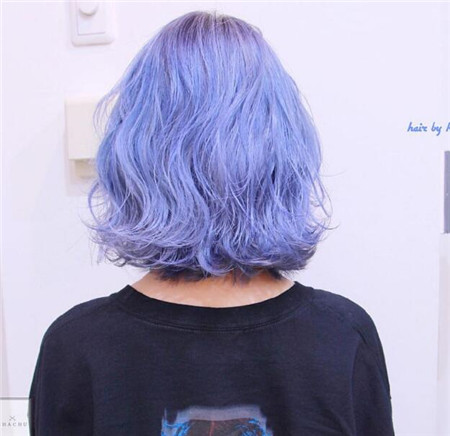 点击大图看下一张：一组酷酷的女生蓝色系短发图片