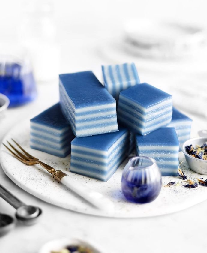 点击大图看下一张：一组梦幻的蓝色蛋糕图片