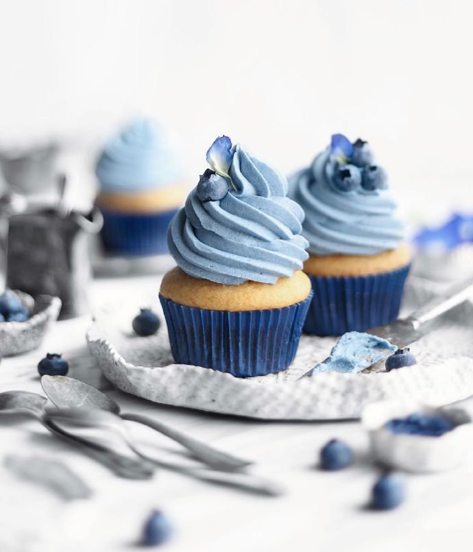 点击大图看下一张：一组梦幻的蓝色蛋糕图片