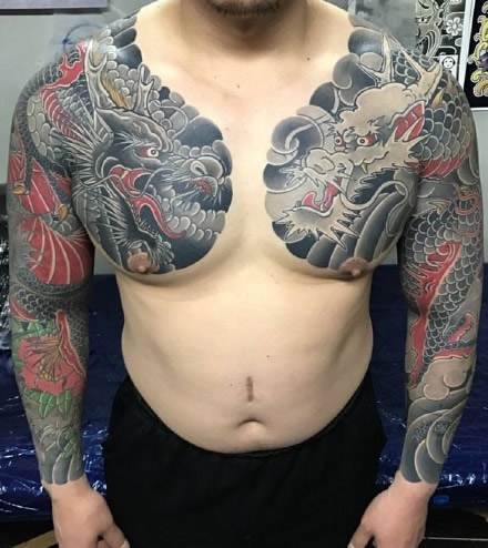 点击大图看下一张：一组新传统男生花臂纹身