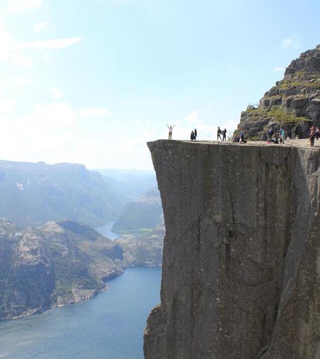 点击大图看下一张：挪威布道石风景图片