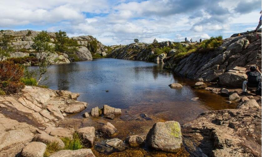 点击大图看下一张：挪威布道石风景图片