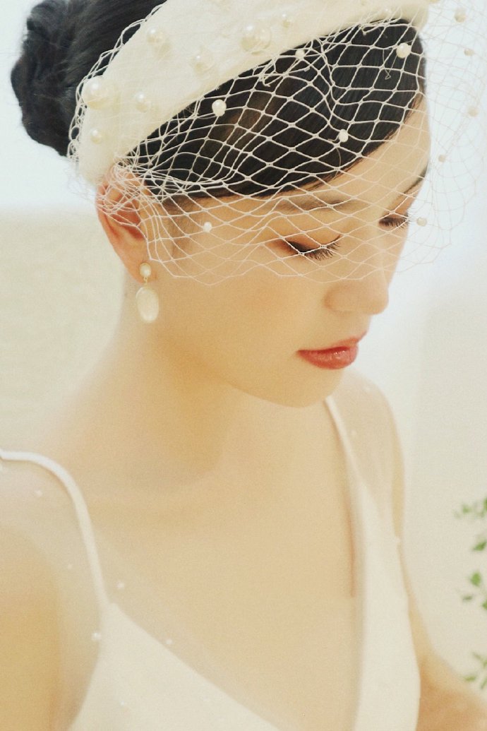 点击大图看下一张：优雅与复古并存的法式风新娘发型图片