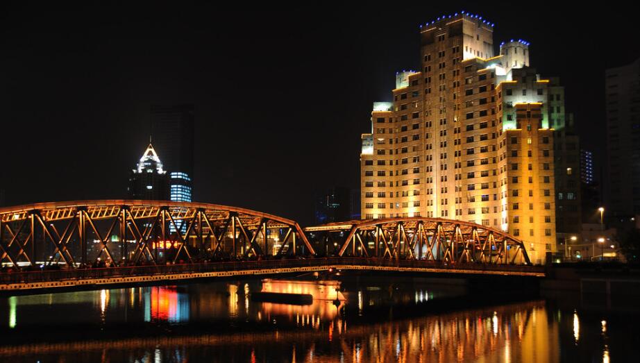 点击大图看下一张：璀璨的上海夜景图片