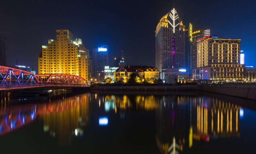 点击大图看下一张：灯火辉煌的上海夜景图片