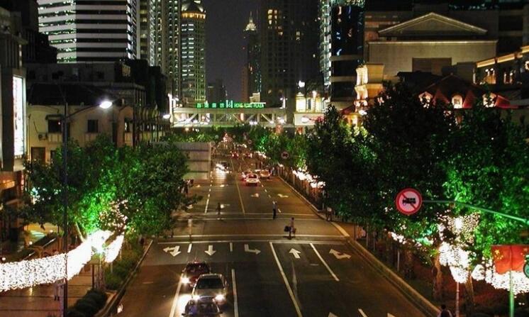 点击大图看下一张：灯火辉煌的上海夜景图片