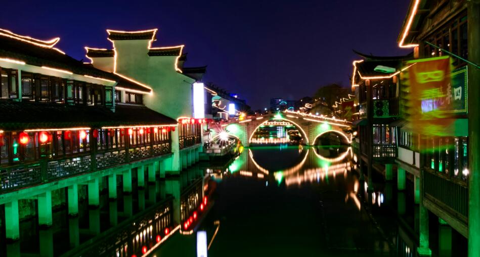 点击大图看下一张：一组美丽迷人的上海夜景图片