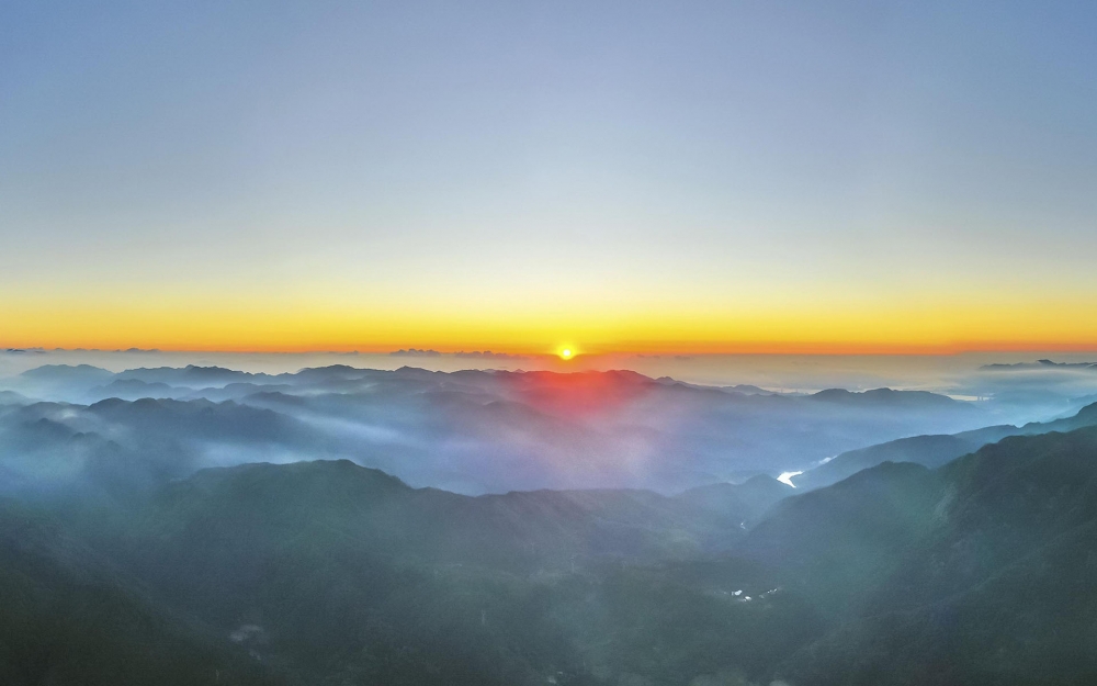 点击大图看下一张：清晨唯美日出风景桌面壁纸