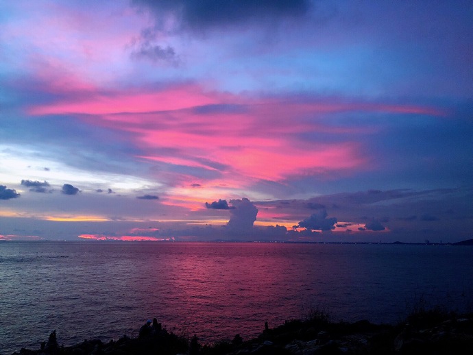 点击大图看下一张：从傍晚到日落，分享一片动人的粉色天空