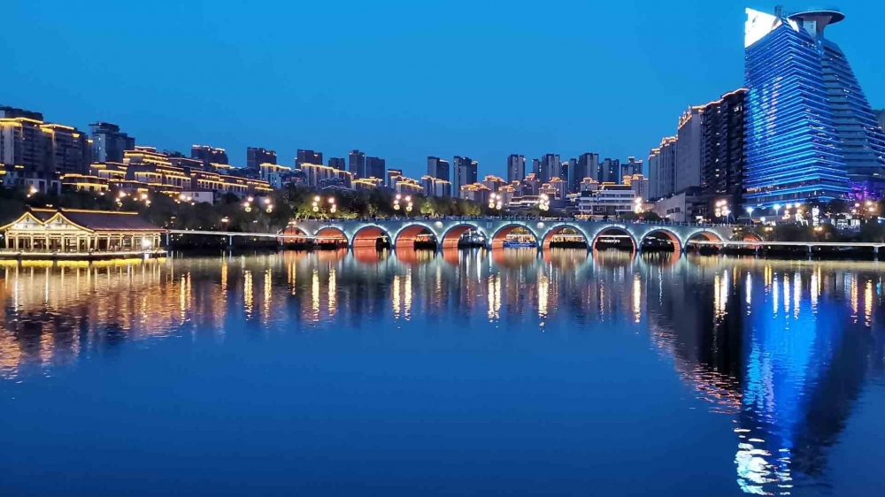 点击大图看下一张：西安曲江城市美景图片桌面壁纸