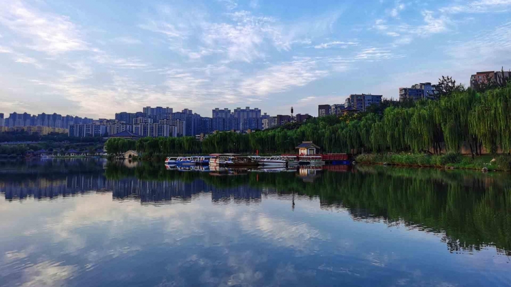 点击大图看下一张：西安曲江城市美景图片桌面壁纸