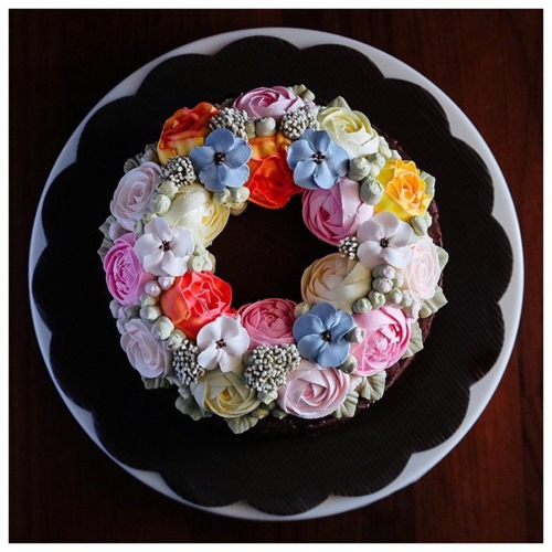 点击大图看下一张：雕花花朵生日蛋糕图片