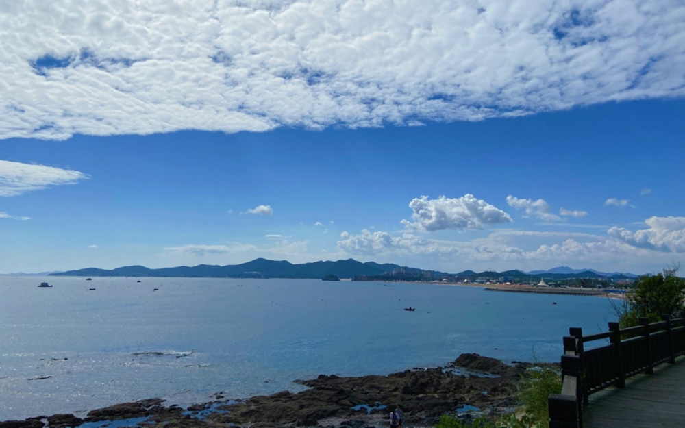 点击大图看下一张:大连唯美海滨城市风景桌面壁纸