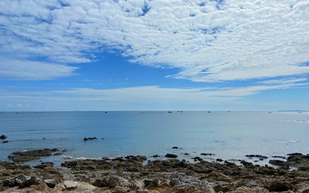 点击大图看下一张:大连唯美海滨城市风景桌面壁纸