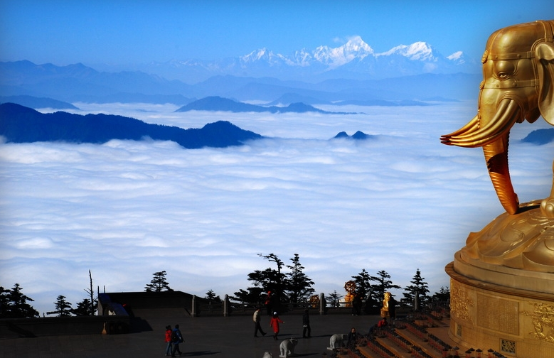 点击大图看下一张：峨眉山是非常出名的佛教名山
