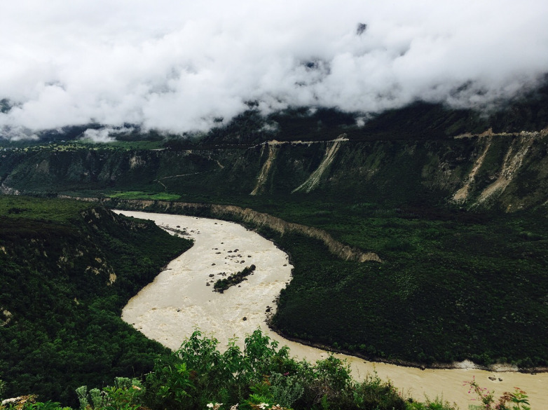 点击大图看下一张：风景秀丽的雅鲁藏布大峡谷图片