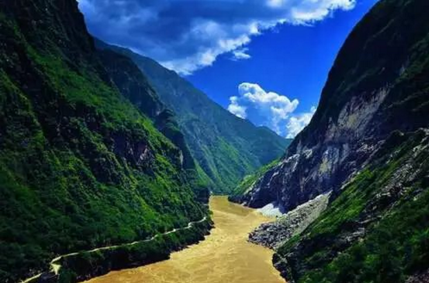 点击大图看下一张：风景秀丽的雅鲁藏布大峡谷图片