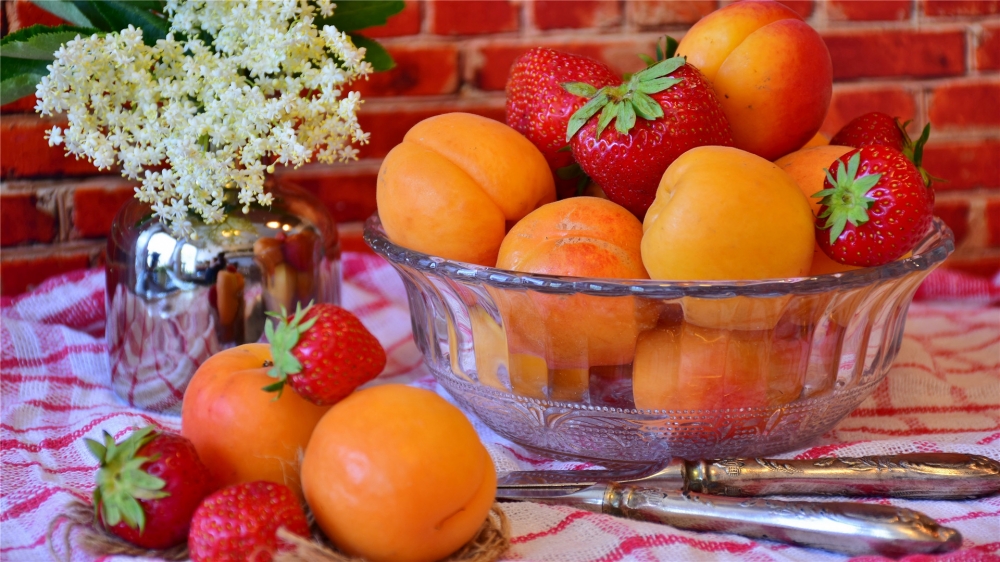 点击大图看下一张：新鲜的水果杏子高清桌面壁纸