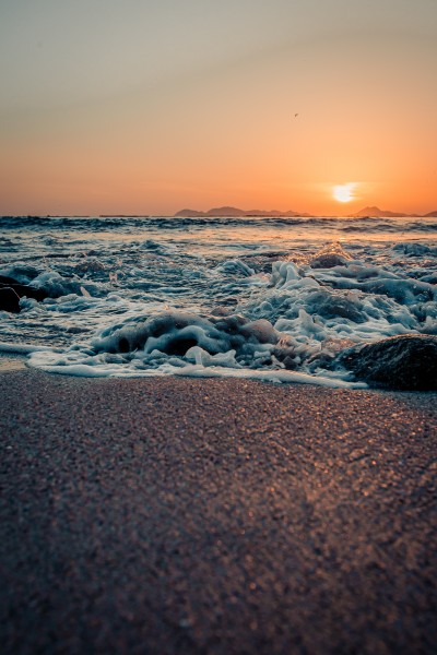 点击大图看下一张：一组夕阳下的海滩图片