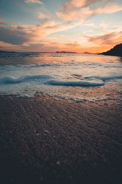 点击大图看下一张：一组夕阳下的海滩图片