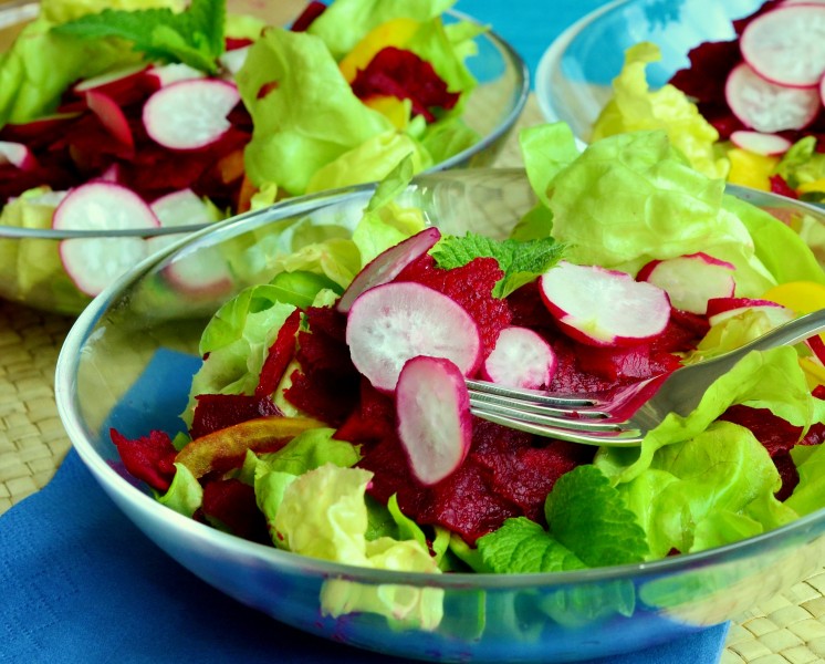 点击大图看下一张：爽口新鲜的蔬菜沙拉图片