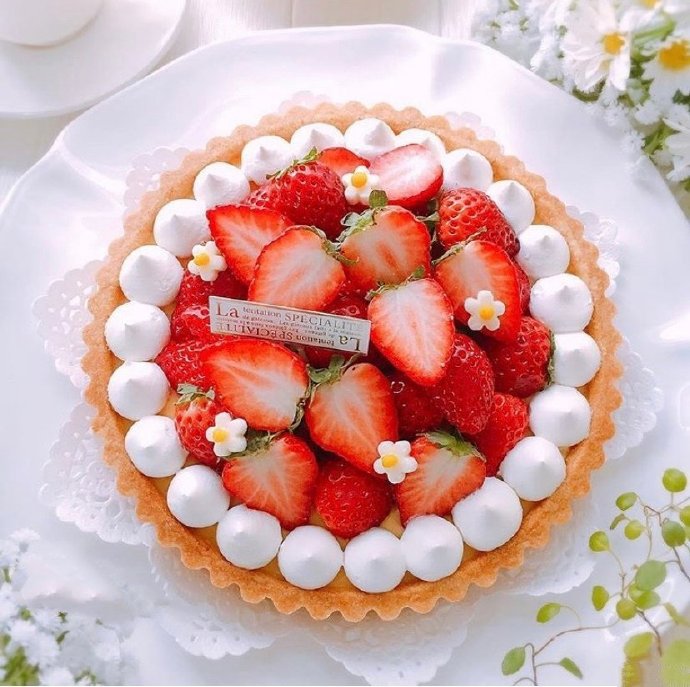 点击大图看下一张：清甜可口的草莓蛋糕图片