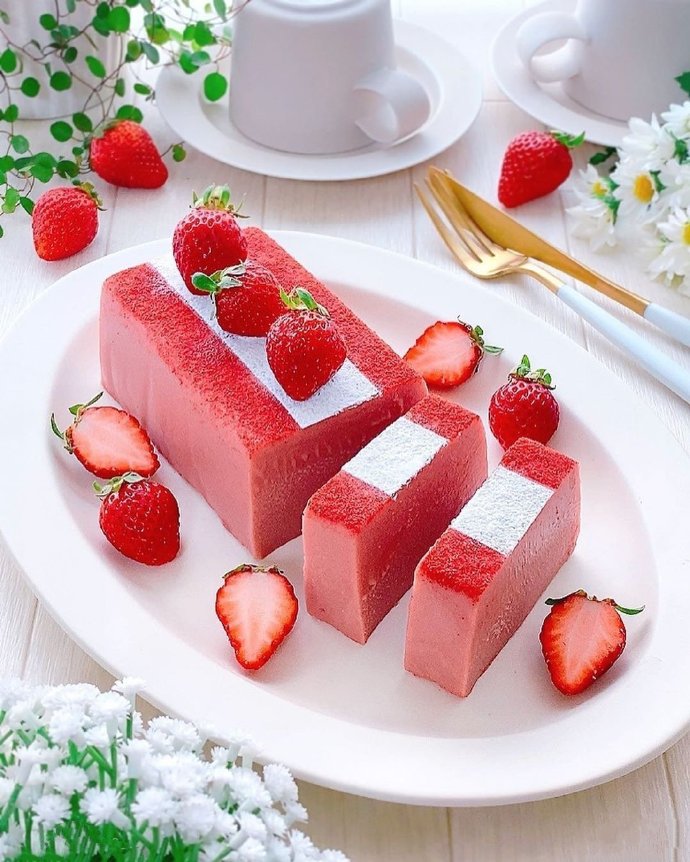 点击大图看下一张：清甜可口的草莓蛋糕图片