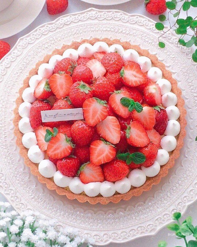 点击大图看下一张：一组草莓满满的蛋糕图片欣赏