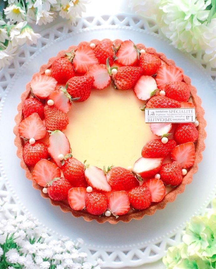 点击大图看下一张：一组草莓满满的蛋糕图片欣赏