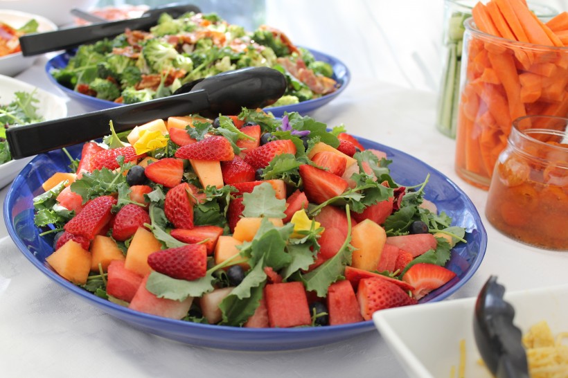 点击大图看下一张：新鲜营养的蔬菜沙拉图片