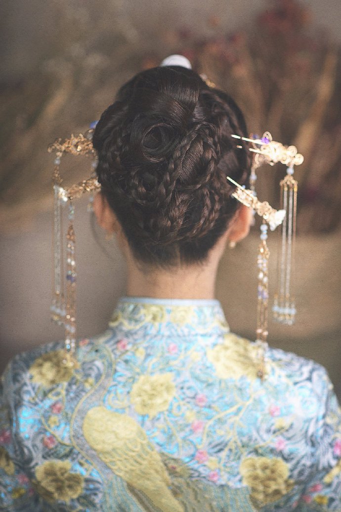 点击大图看下一张：简约清新的中式新娘造型图片