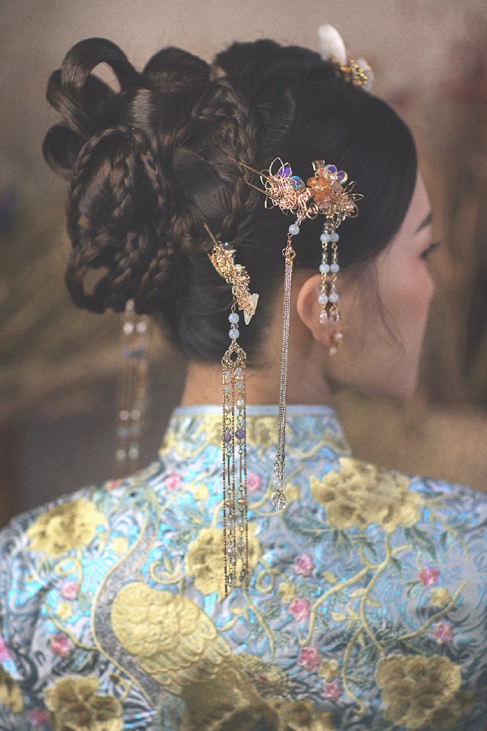 点击大图看下一张：简约清新的中式新娘造型图片