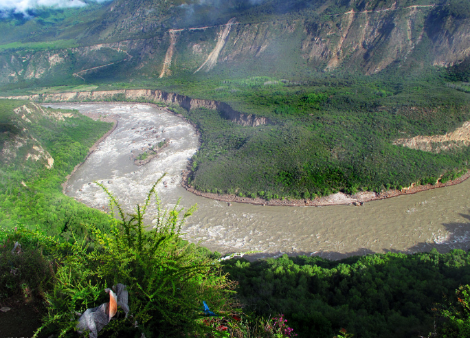 点击大图看下一张：漂亮的雅鲁藏布大峡谷风景图片