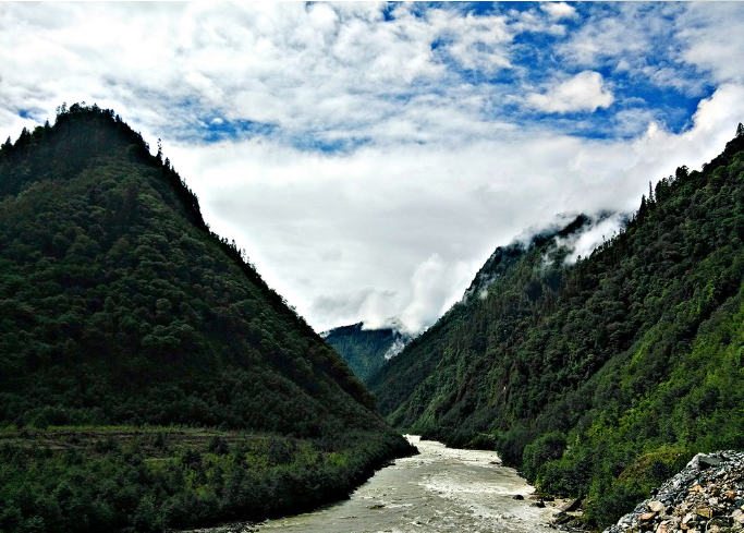 点击大图看下一张：漂亮的雅鲁藏布大峡谷风景图片