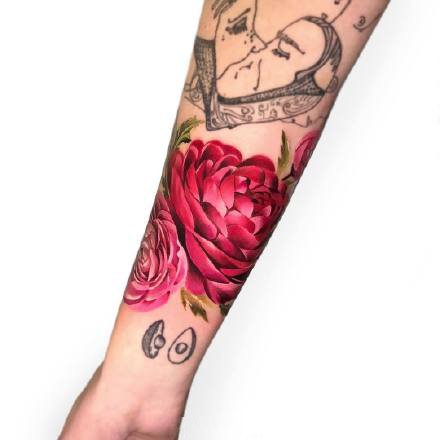 点击大图看下一张：一组花好月圆的玫瑰花女生纹身图案