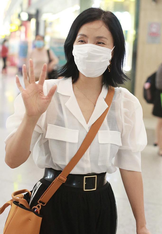 点击大图看下一张：陶虹白衬衫黑纱裙简约又时尚机场照图片