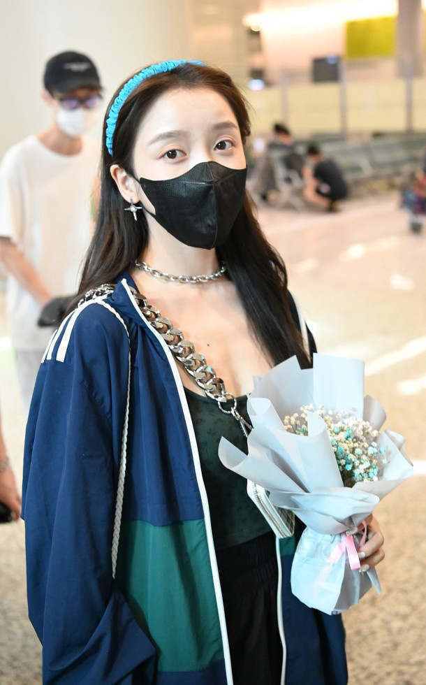 点击大图看下一张：姜贞羽超大链条mini包包长发飘飘机场照图片