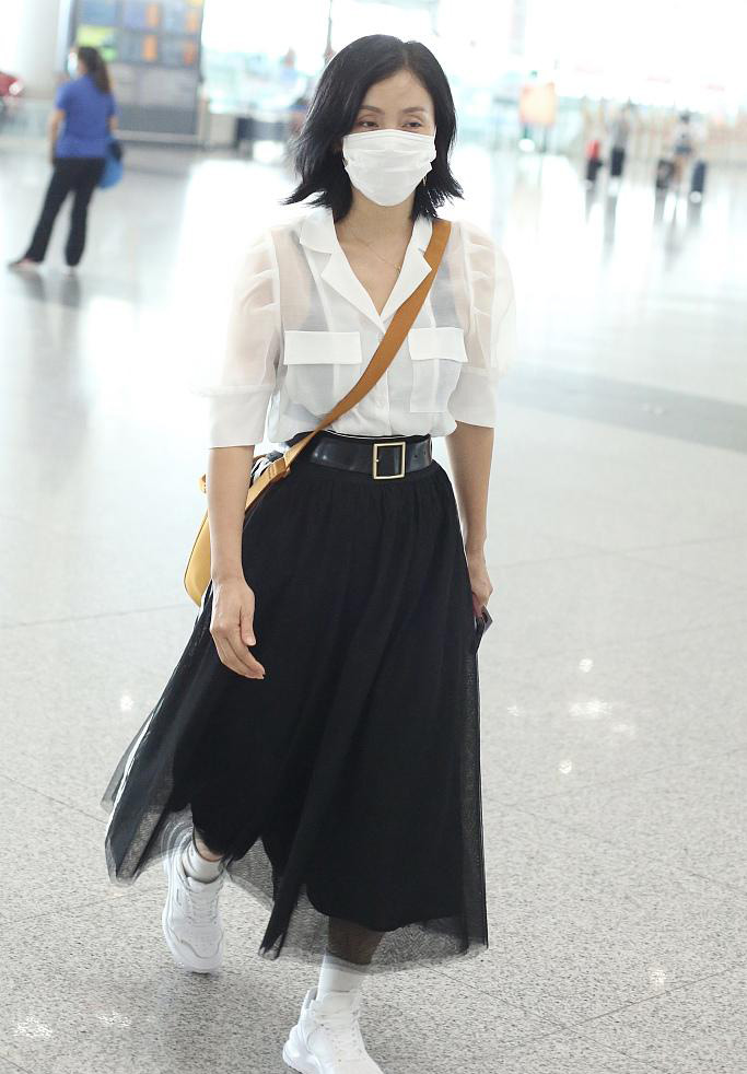 点击大图看下一张：陶虹白衬衫黑纱裙简约又时尚机场照图片