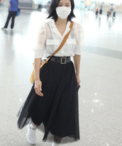 陶虹白衬衫黑纱裙简约又时尚机场照图片