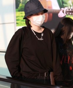 李斯丹妮黑色套装嘻哈酷劲十足机场照图片