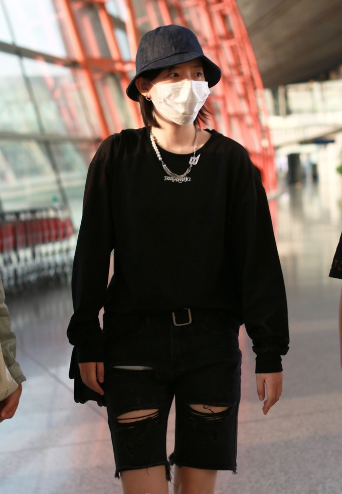 点击大图看下一张：李斯丹妮黑色套装嘻哈酷劲十足机场照图片