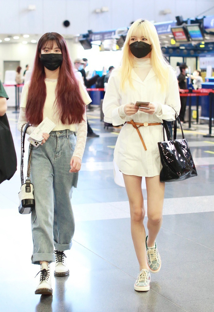点击大图看下一张：SNH48张语格孙珍妮时尚白色连衣裙机场照写真