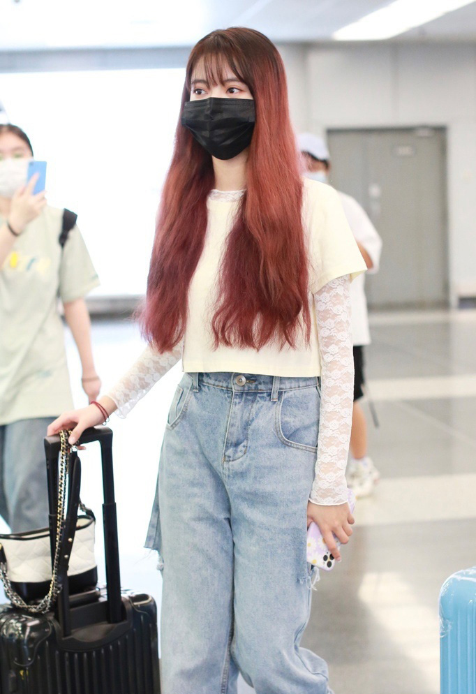 点击大图看下一张：SNH48张语格孙珍妮时尚白色连衣裙机场照写真